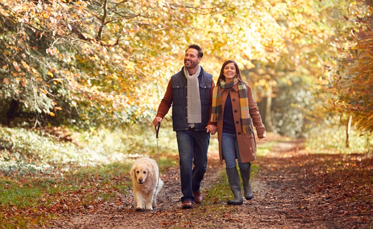 man-vrouw-hond-wandelen-buiten